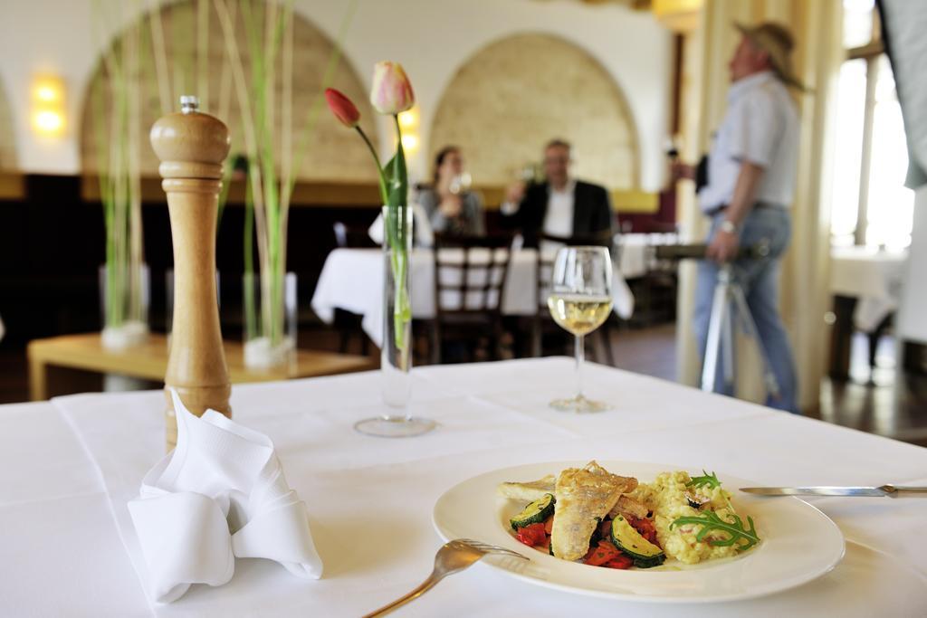 Hotel Zur Post Illmitz Bagian luar foto