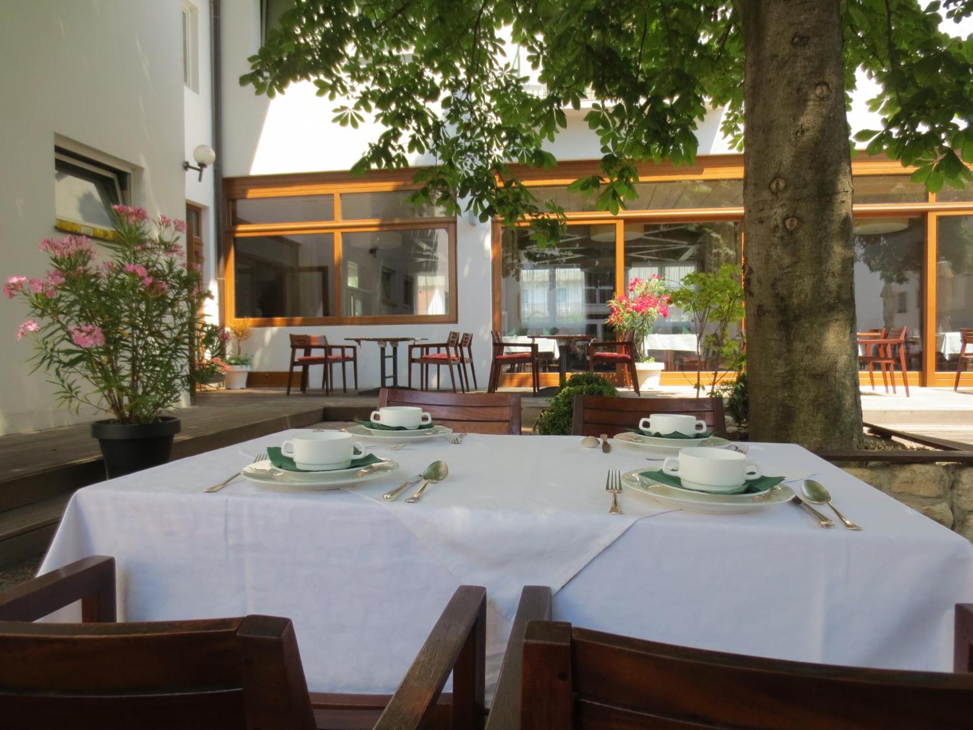 Hotel Zur Post Illmitz Bagian luar foto