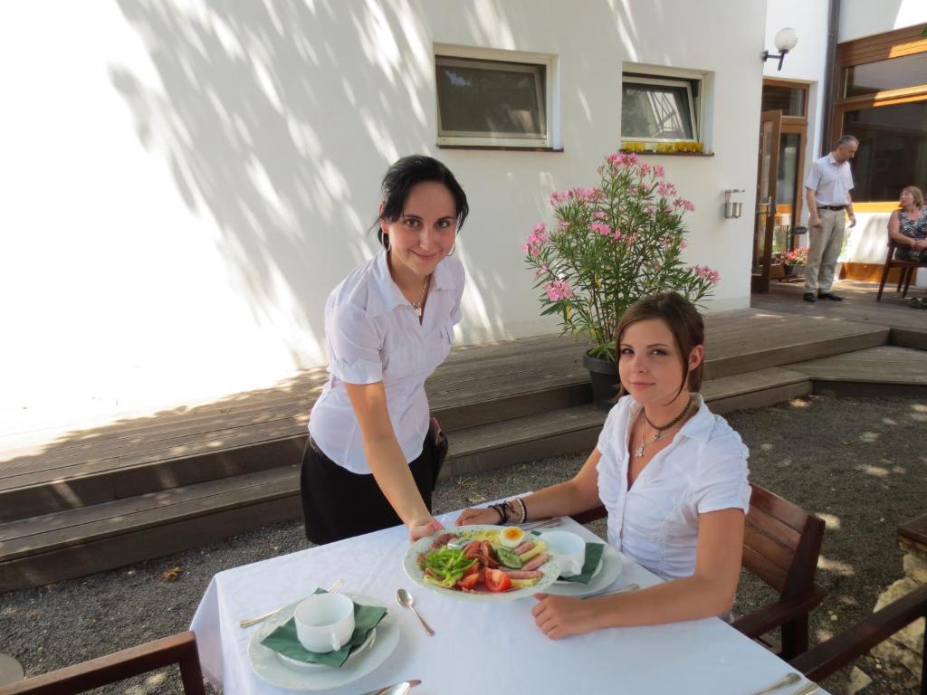 Hotel Zur Post Illmitz Bagian luar foto