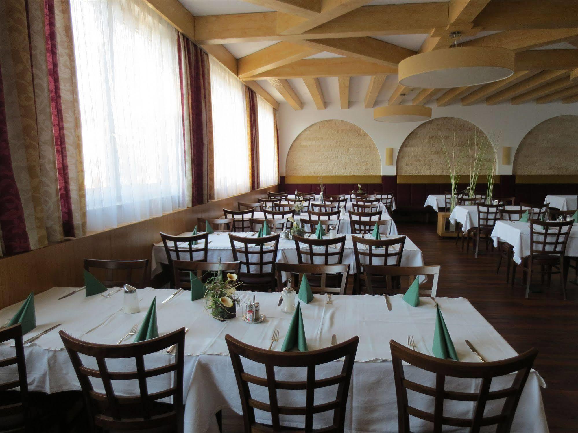 Hotel Zur Post Illmitz Bagian luar foto