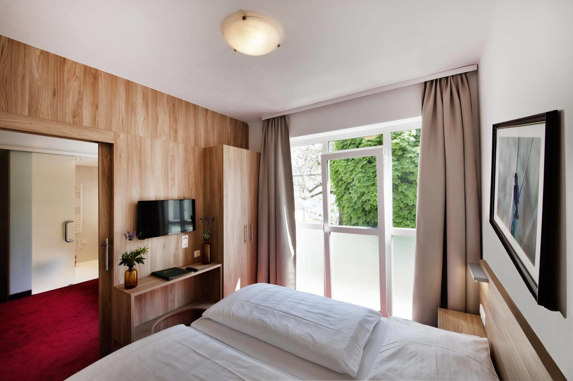 Hotel Zur Post Illmitz Bagian luar foto