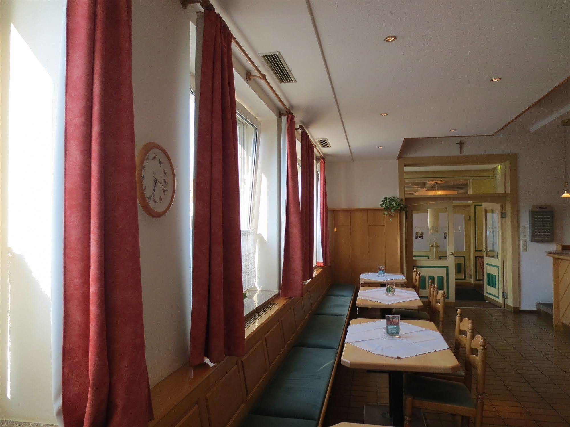 Hotel Zur Post Illmitz Bagian luar foto
