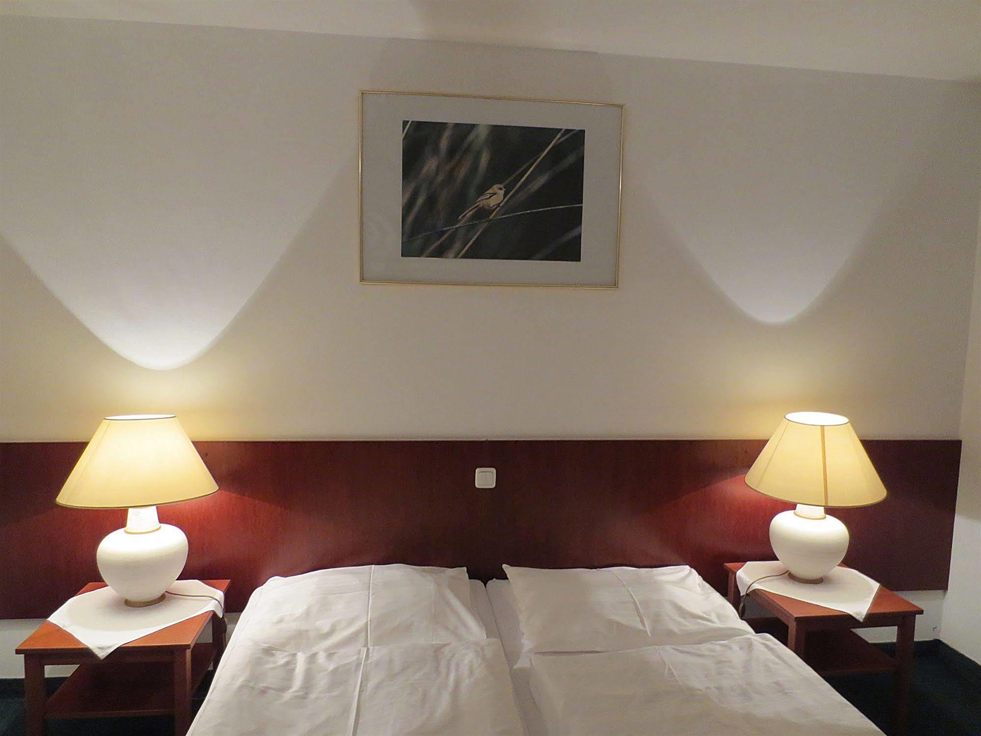 Hotel Zur Post Illmitz Bagian luar foto