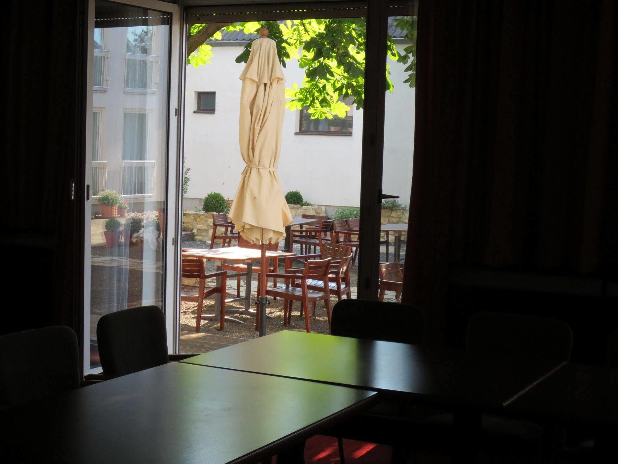 Hotel Zur Post Illmitz Bagian luar foto