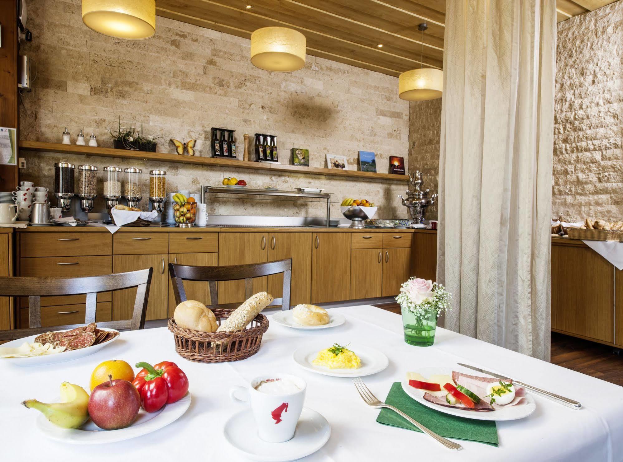 Hotel Zur Post Illmitz Bagian luar foto