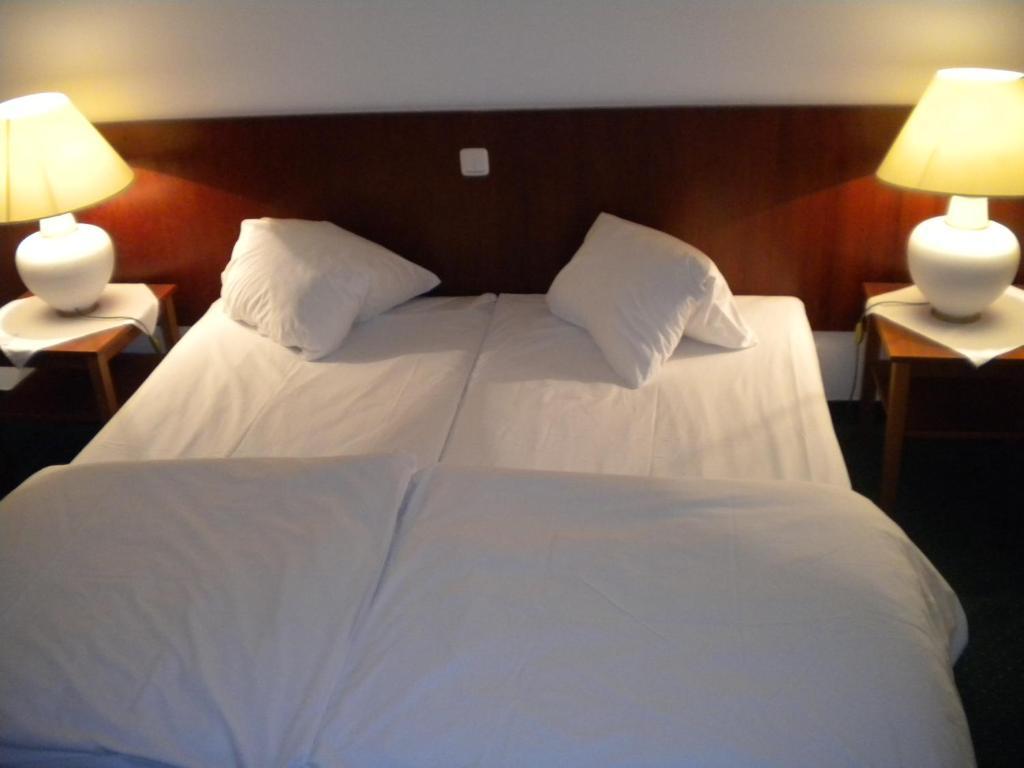 Hotel Zur Post Illmitz Bagian luar foto
